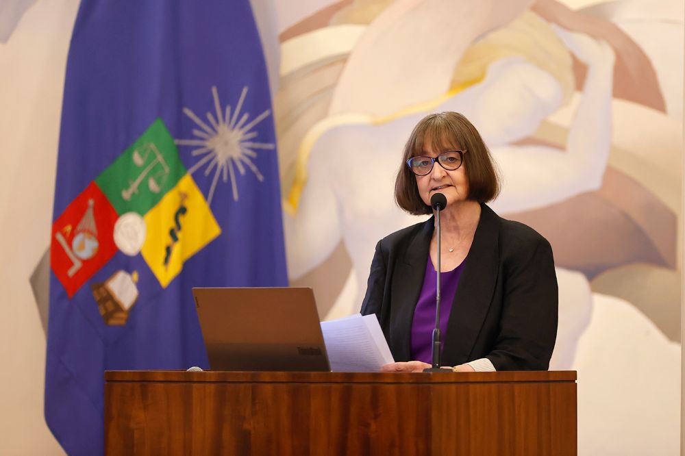 “Toda nuestra admiración por la vocación de Alvin Roth de hacer ciencia al servicio de las opciones de las personas y por facilitar la utilización de reglas que contribuyan a que estas decisiones sean ecuánimes, objetivas y transparentes”, señaló la Rectora Devés.